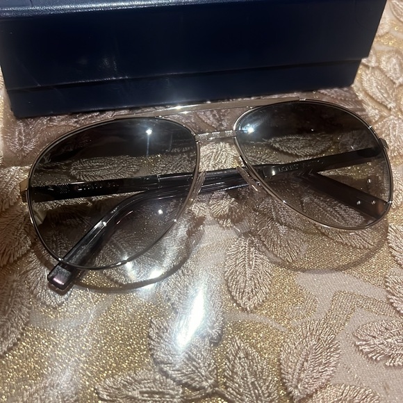 Louis Vuitton - Picture 2 of 4